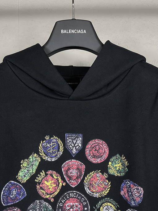 バレンシアガ Balenciaga 新しいツートンのしロゴウォッシュダメージのジップアップパーカー