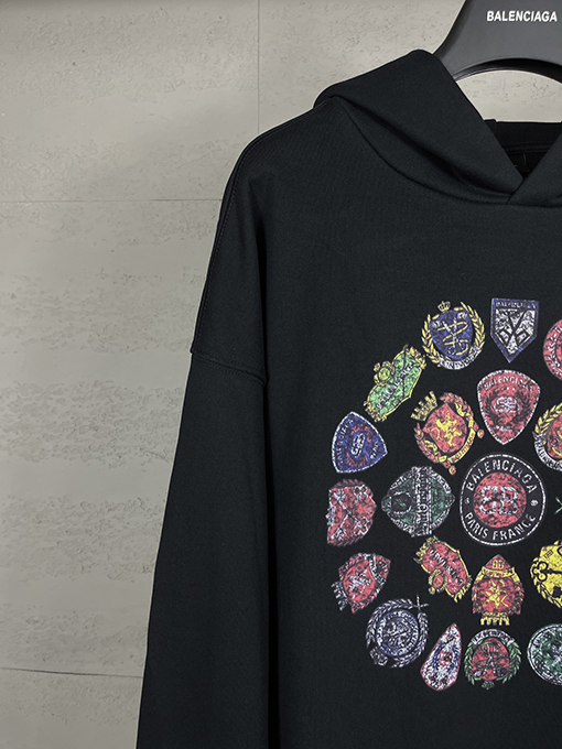 バレンシアガ Balenciaga 新しいツートンのしロゴウォッシュダメージのジップアップパーカー