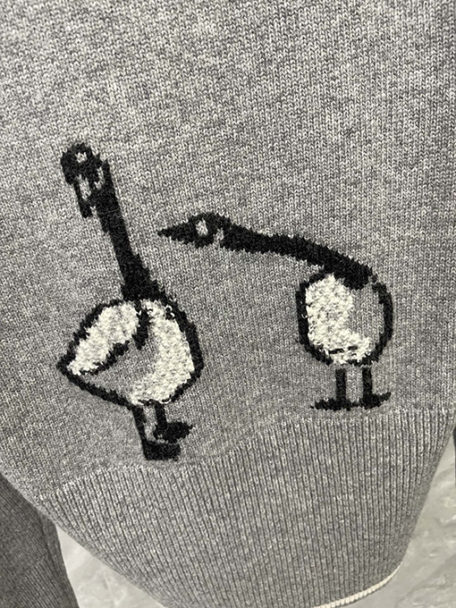 トムブラウン 新作のヘビーデューティー刺繍りワイルドグースウールカーディガン