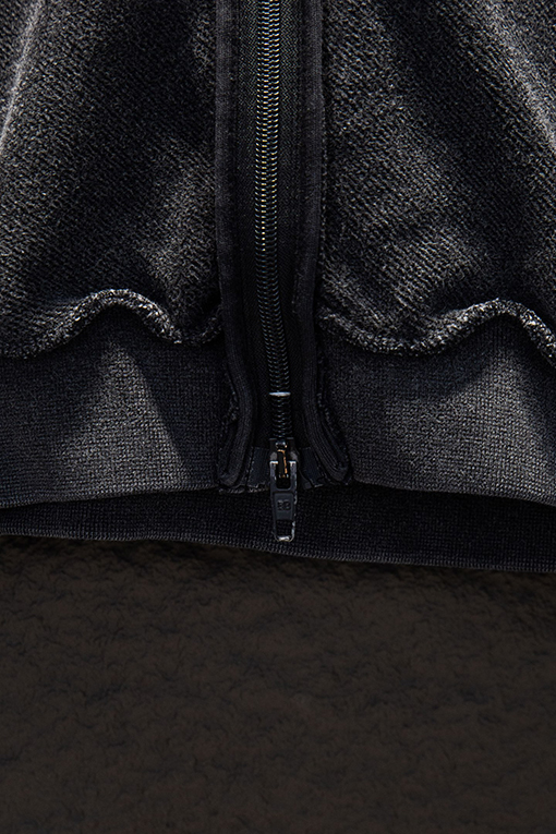 バレンシアガ BALENCIAGA 新作のダメージ刺繍りジップアップジャケット