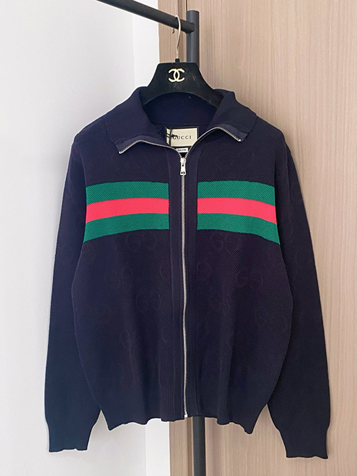 グッチ 新しいロゴ入りツートンカーディガン