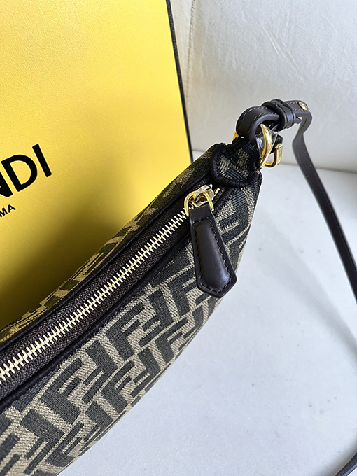 フェンディ チェーン アクセサリーポーチ 三日月型 ズッカ ゴールド金具