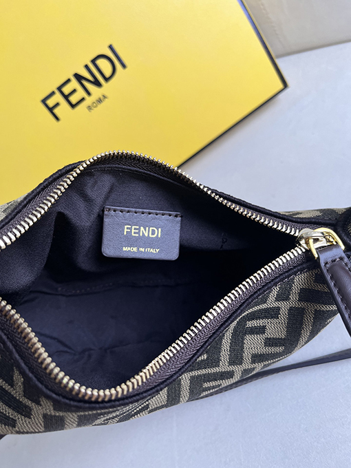 フェンディ チェーン アクセサリーポーチ 三日月型 ズッカ ゴールド金具