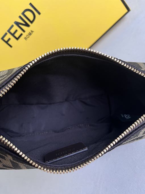 フェンディ チェーン アクセサリーポーチ 三日月型 ズッカ ゴールド金具
