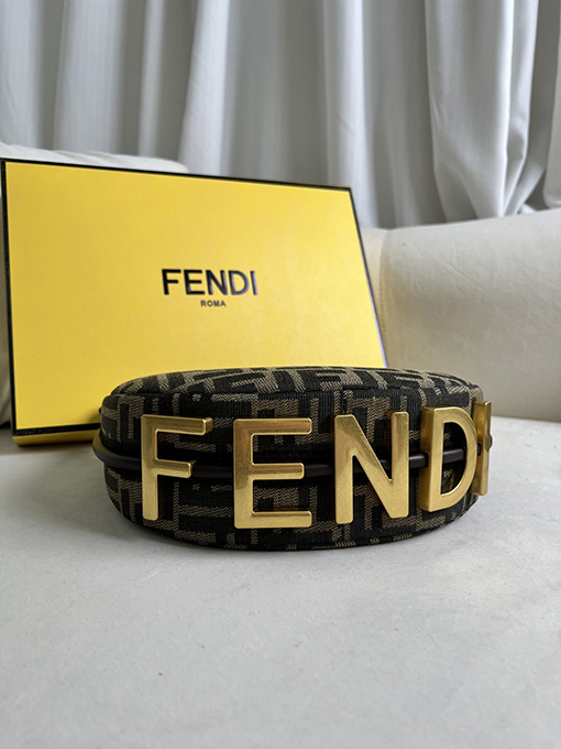フェンディ チェーン アクセサリーポーチ 三日月型 ズッカ ゴールド金具