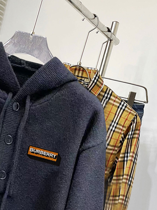 バーバリー BURBERRY 新モデルレターロゴフード付きセーター