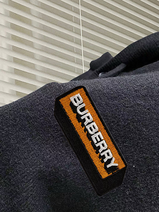 バーバリー BURBERRY 新モデルレターロゴフード付きセーター