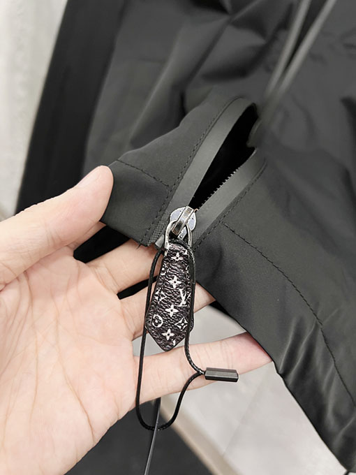 ルイヴィトンコピー LOUIS VUITTON 新モデル公式サイトと同じジャケット