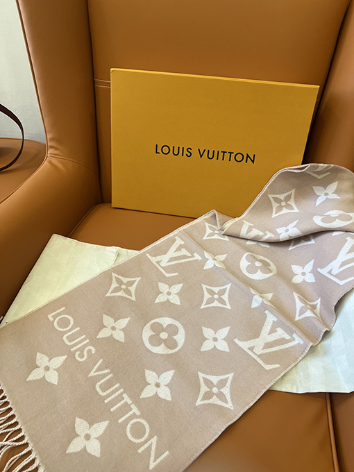 ルイヴィトン LV ESSENTIAL クラシックウールのスカーフ