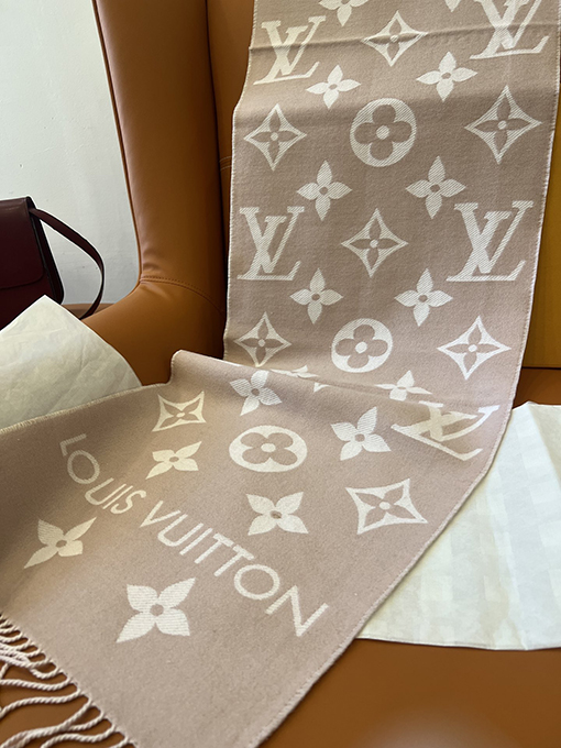 ルイヴィトン LV ESSENTIAL クラシックウールのスカーフ
