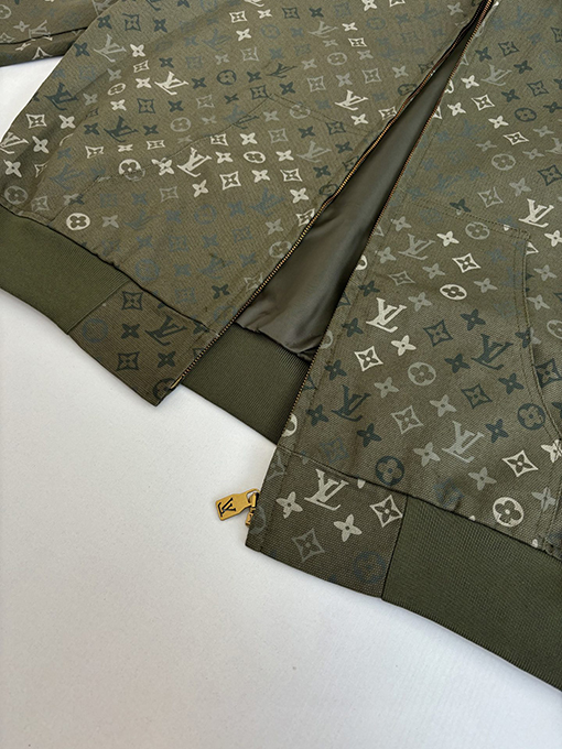 ルイヴィトン Monogram 全面にカモフラージュ柄のジップアップフード付きジャケット