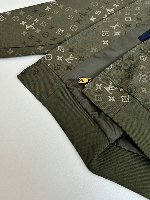 ルイヴィトン Monogram 全面にカモフラージュ柄のジップアップフード付きジャケット
