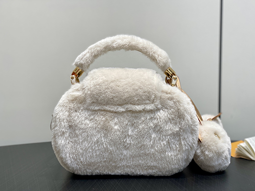 ルイヴィトン LV Capusnow レディースラムウールのプラッシュハンドバッグ M26324