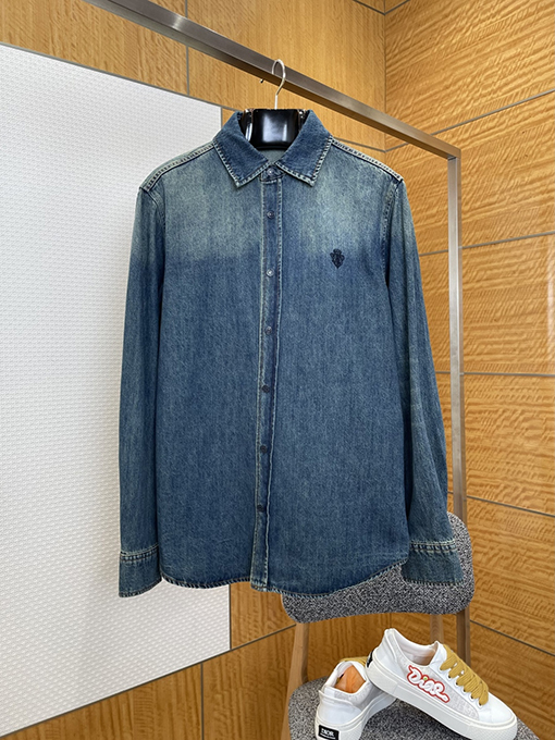 グッチ 家紋の刺繍入りデニムシャツ