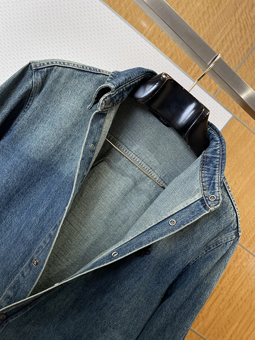 グッチ 家紋の刺繍入りデニムシャツ