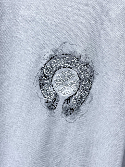 クロムハーツ クラシックな馬蹄形のサンスクリット十字の刺繍が手描きされた長袖シャツ