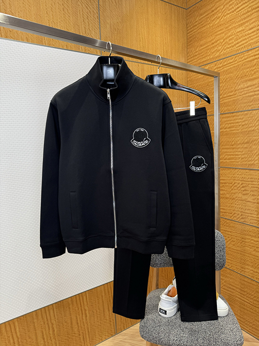 モンクレール ロゴ入りジップアップジャケットとストレートレッグパンツのスーツ