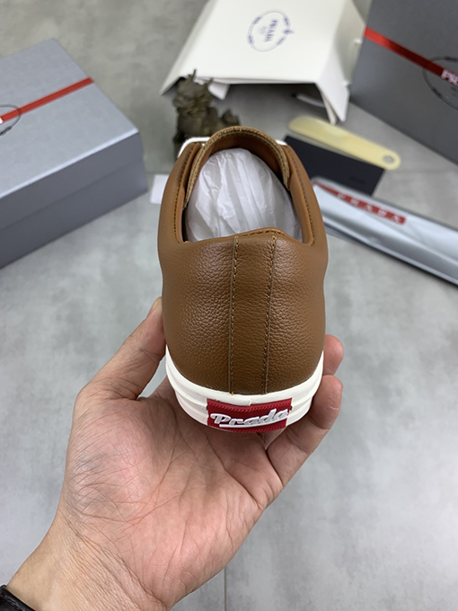 プラダ ベストセラー商品を主に宣伝ファッションメンズシューズ