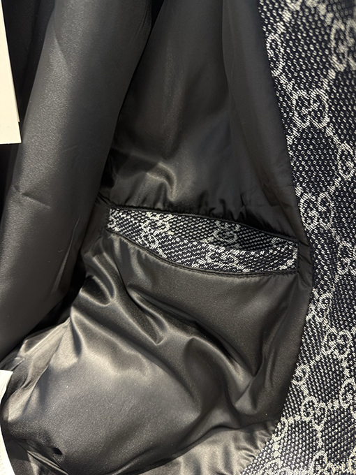 グッチコピー GUCCI クラシックな全面ロゴプリントのベースボールカラージャケット