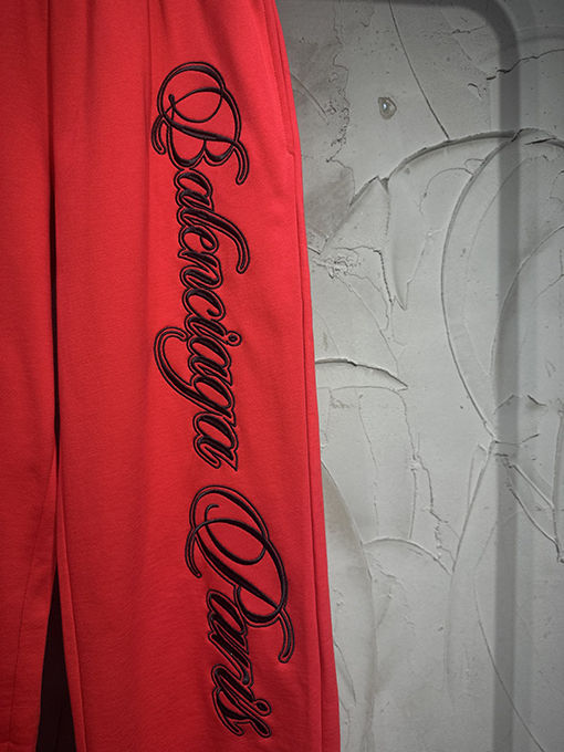 バレンシアガ Balenciaga 限定の馬年刺繍トラックパンツ