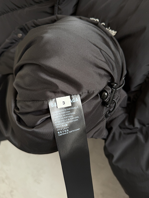 バレンシアガ Balenciaga 馬年限定刺繍ダウンジャケット