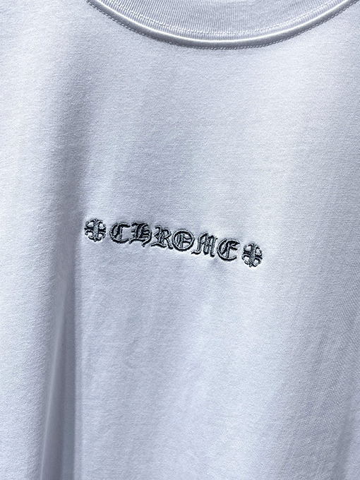 クロムハーツ サンスクリットの刺繍と大剣のアップリケがされた長袖シャツ