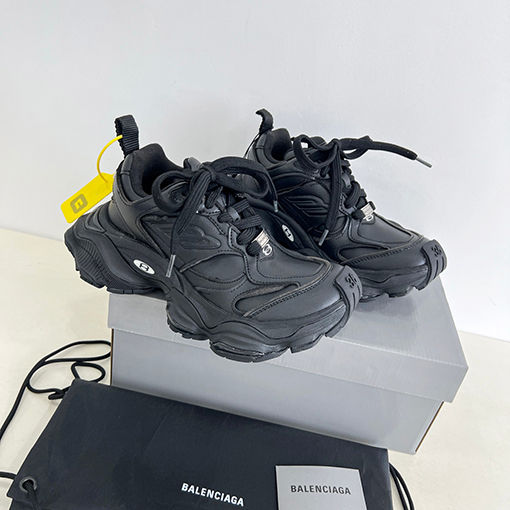 バレンシアガ Balenciaga ランウェイスタイルのオーバーサイズレトロ機能シューズ