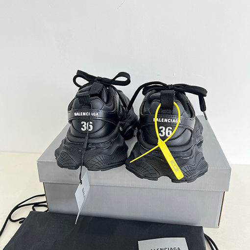 バレンシアガ Balenciaga ランウェイスタイルのオーバーサイズレトロ機能シューズ