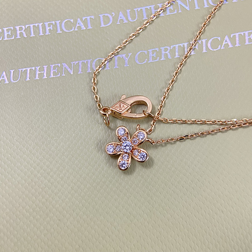 ヴァン クリーフ&アーペル 新モデルダイヤモンドをちりばめた花のネックレス