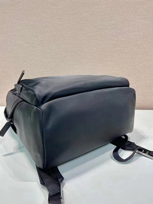 プラダ 新モデルトライアングルロゴナイロンバックパック
