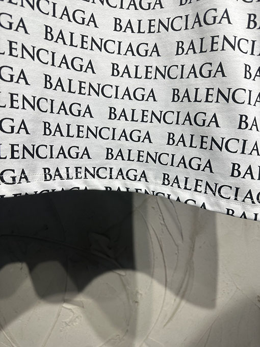 バレンシアガスーパーコピー Balenciaga 全面ロゴプリント半袖Tシャツ