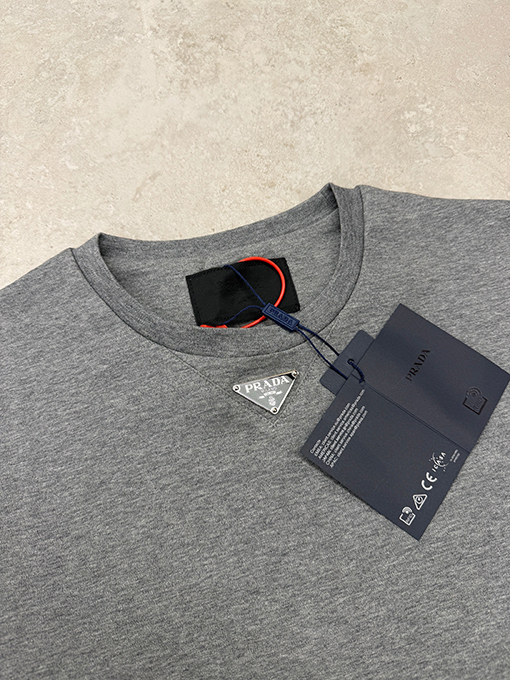 プラダ アイアントライアングルロゴ 半袖Tシャツ