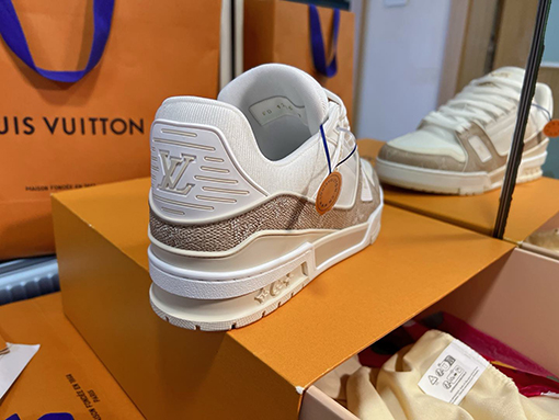 ルイヴィトン LV Trainer Sneaker レトロなバスケットボールシューズシルエットのスニーカー
