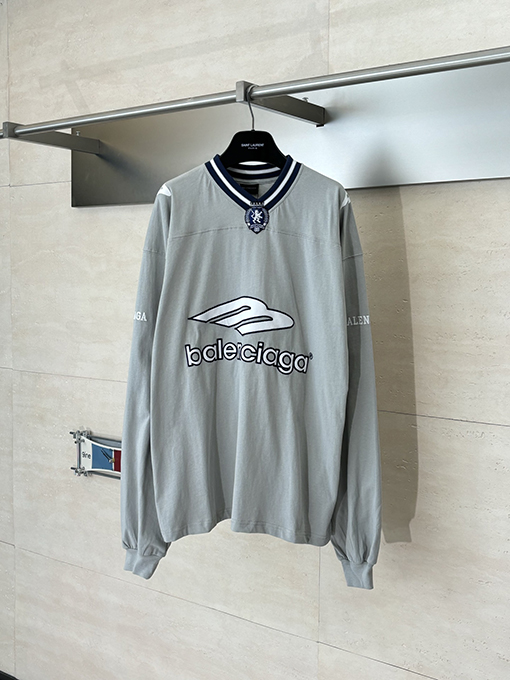 バレンシアガ Balenciaga FOOTBALL マンチェスターユナイテッドとの共同Vネック長袖シャツ