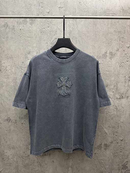 クロムハーツコピー フロントとバックにメタルクロスアップリケが付いた半袖Tシャツ