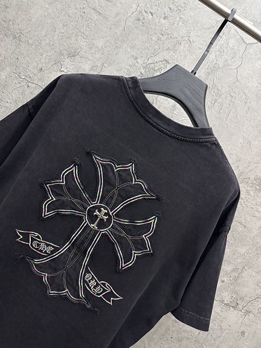 クロムハーツコピー フロントとバックにメタルクロスアップリケが付いた半袖Tシャツ