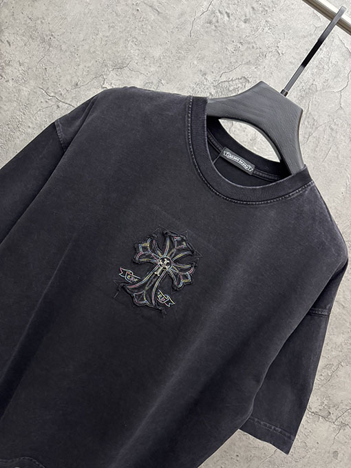 クロムハーツコピー フロントとバックにメタルクロスアップリケが付いた半袖Tシャツ