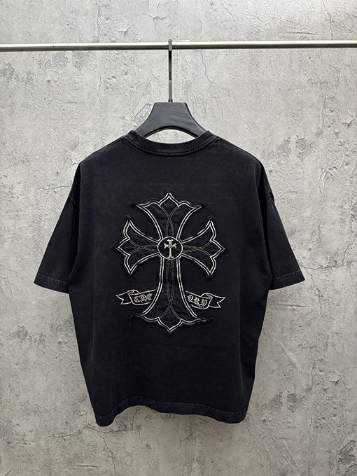 クロムハーツコピー フロントとバックにメタルクロスアップリケが付いた半袖Tシャツ