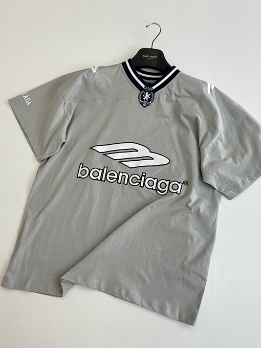 バレンシアガ Balenciaga FOOTBALL マンチェスターユナイテッドとの共同Vネック半袖ジャージTシャツ