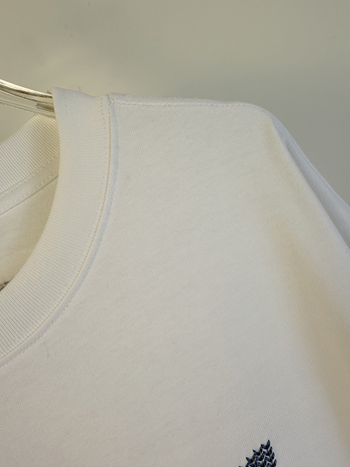 ルイヴィトンスーパーコピー フロントとバックにロゴ刺繍が施された半袖Tシャツ