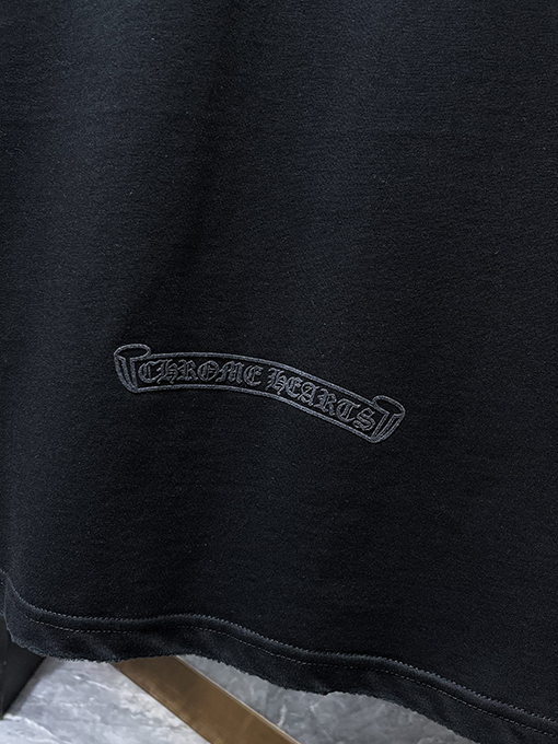 クロムハーツコピー クラシックなサンスクリットのスクロール彫刻半袖Tシャツ