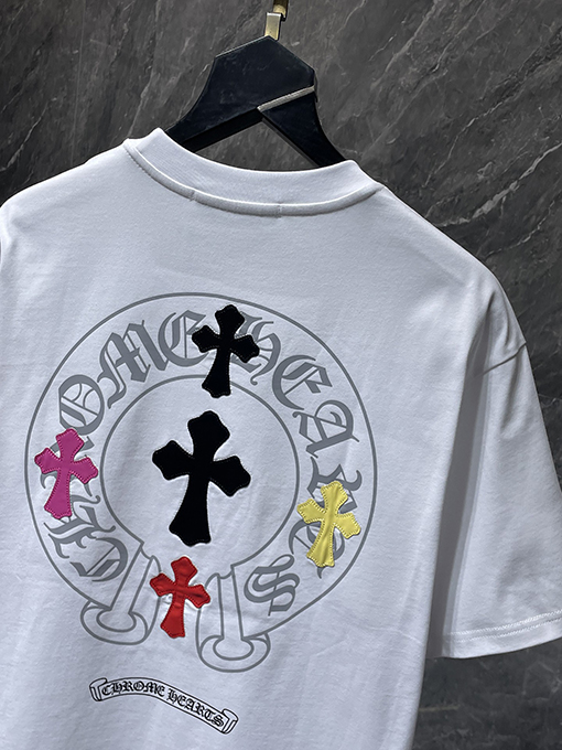 クロムハーツ カラフルなクロス柄のレザーサンスクリットホースシュー半袖Tシャツ
