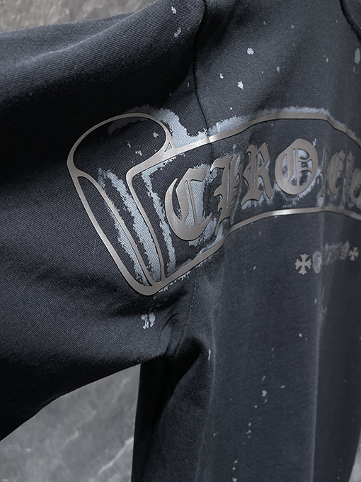 クロムハーツ クラシックなスノーフレーク五芒星の横きサンスクリット文字の彫刻がされた半袖Tシャツ