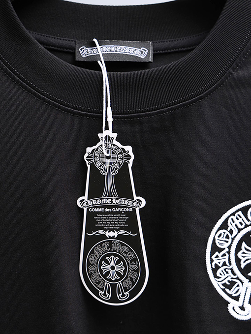 クロムハーツ 前面と背面に重なりう刺繍パッチが付いた半袖Tシャツ