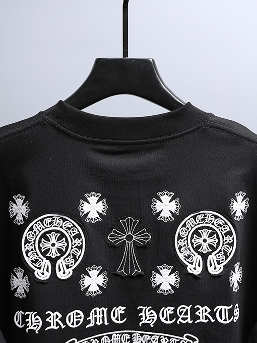 クロムハーツ 前面と背面に重なりう刺繍パッチが付いた半袖Tシャツ