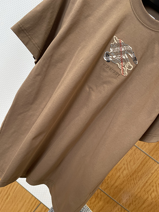 バーバリーコピー BURBERRY 新モデルチェック柄の軍馬アップリケクルーネック半袖Tシャツ