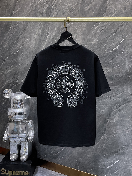 クロムハーツ 馬蹄とサンスクリット十字の刺繍が手描きされた半袖Tシャツ