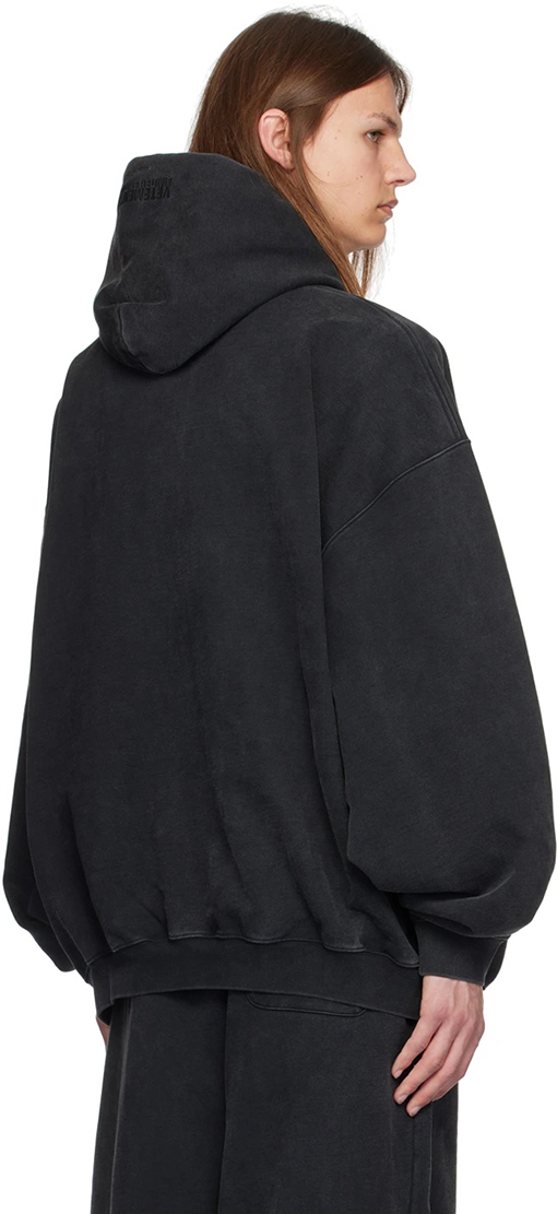 ヴェトモン VETEMENTS 胸と袖にロゴがプリントされたフード付きスウェットシャツ
