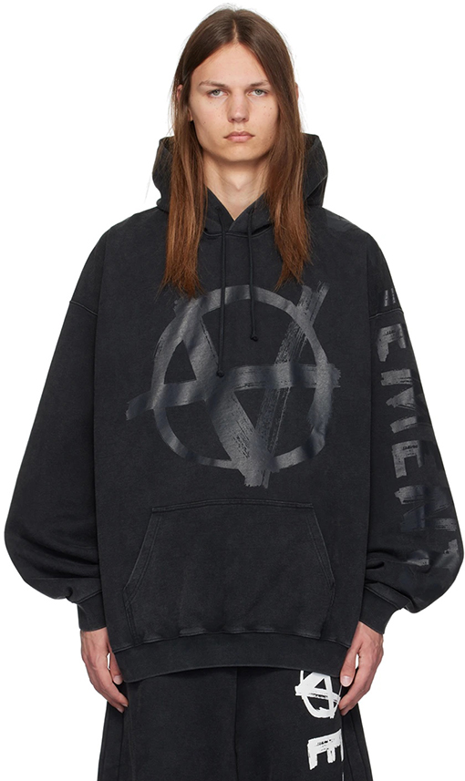 ヴェトモン VETEMENTS 胸と袖にロゴがプリントされたフード付きスウェットシャツ