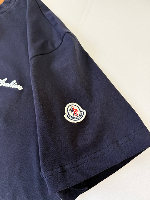 モンクレール Moncler ネックラインに刺繍ロゴが入ったカラーブロックの半袖Tシャツ